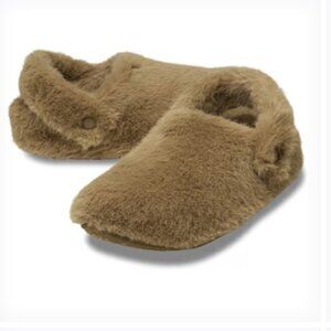 NWT Classic Cozzzy Luxe Slipper, Size 8